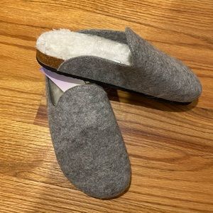 Stars Above Gray Slip On Clogs Wool Slippers Size 9 New
